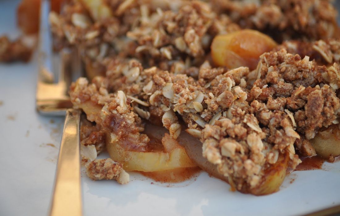 Quick & Easy Vegan Apple Crisp Recipe (No Sugar Added Filling!)