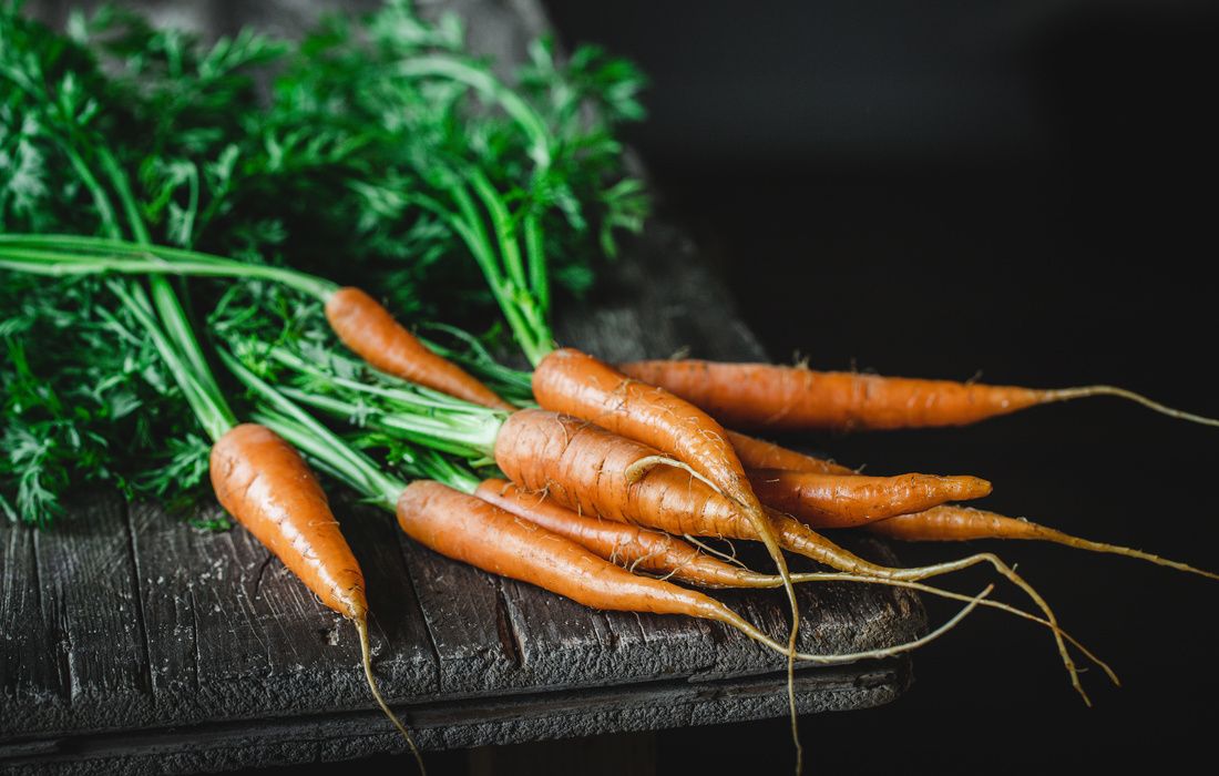 BUNCH OF ORGANIC CARROTS-2