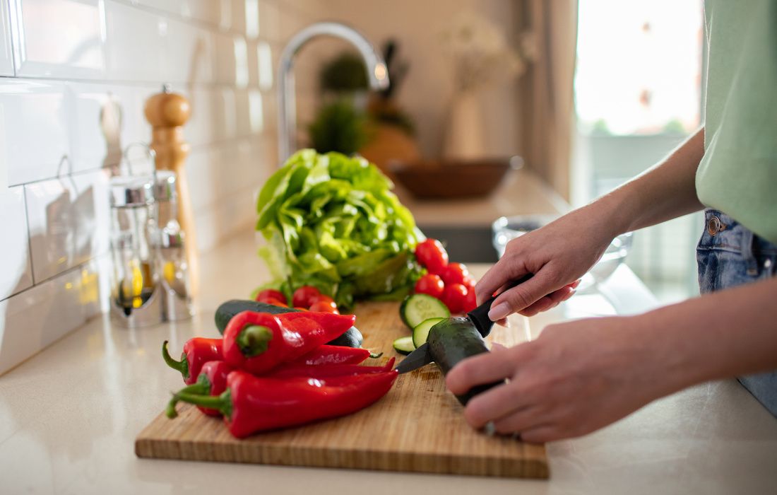 CUTTING FRESH VEGETABLES HEALTHY DIET-1