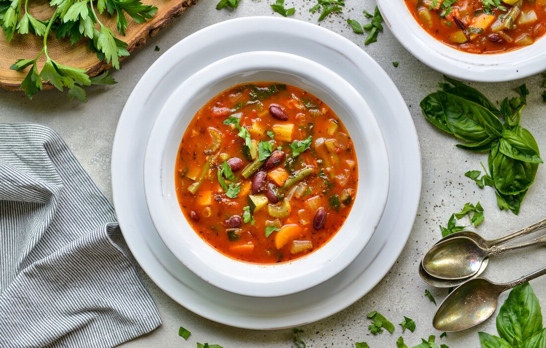 https://nourishingmeals.com/sites/default/files/styles/content_cropped/public/media/MINESTRONE%20SOUP-11.jpg?h=51a72048&itok=0FlMXmQm