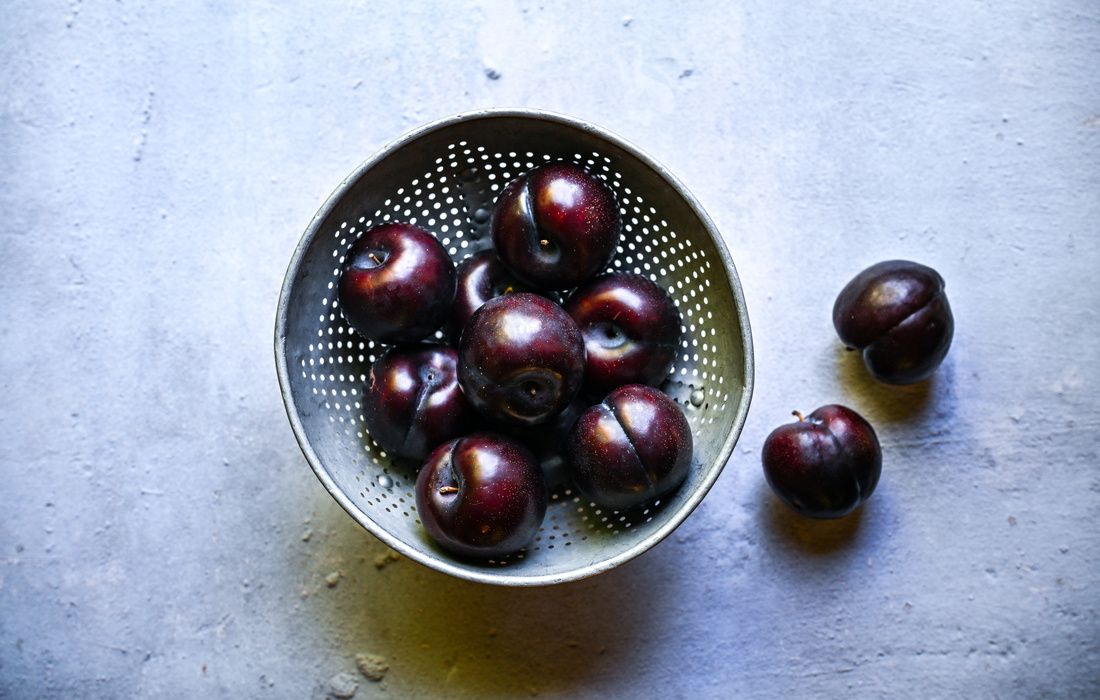 ORGANIC FRESH BLACK PLUMS-1