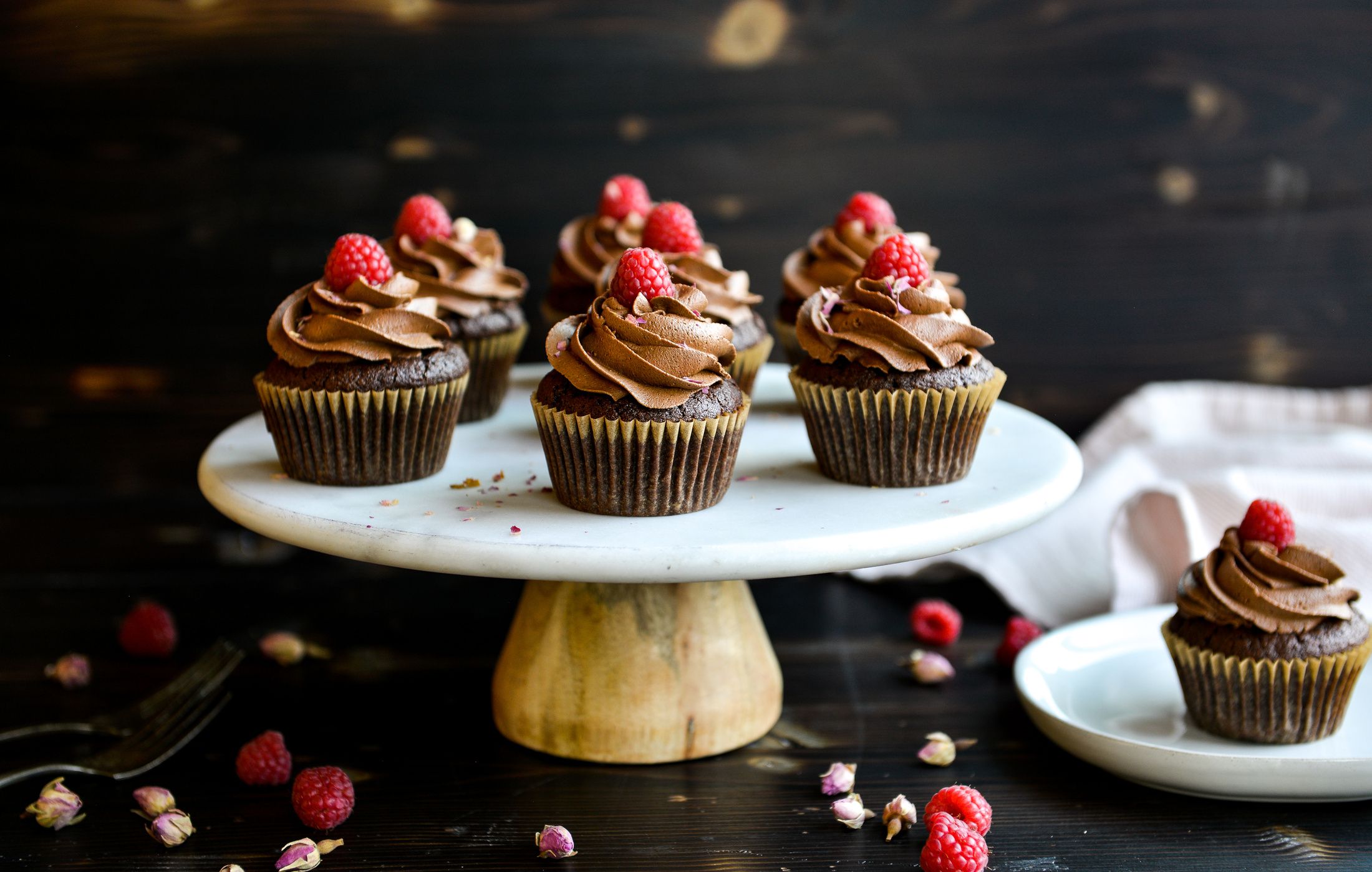 GLUTEN-FREE CHOCOLATE CUPCAKES WITH BUTTERCREAM FROSTING-1