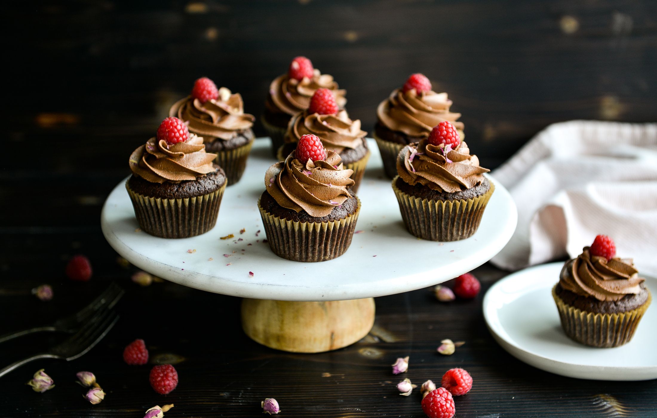 GLUTEN-FREE CHOCOLATE CUPCAKES WITH BUTTERCREAM FROSTING-2
