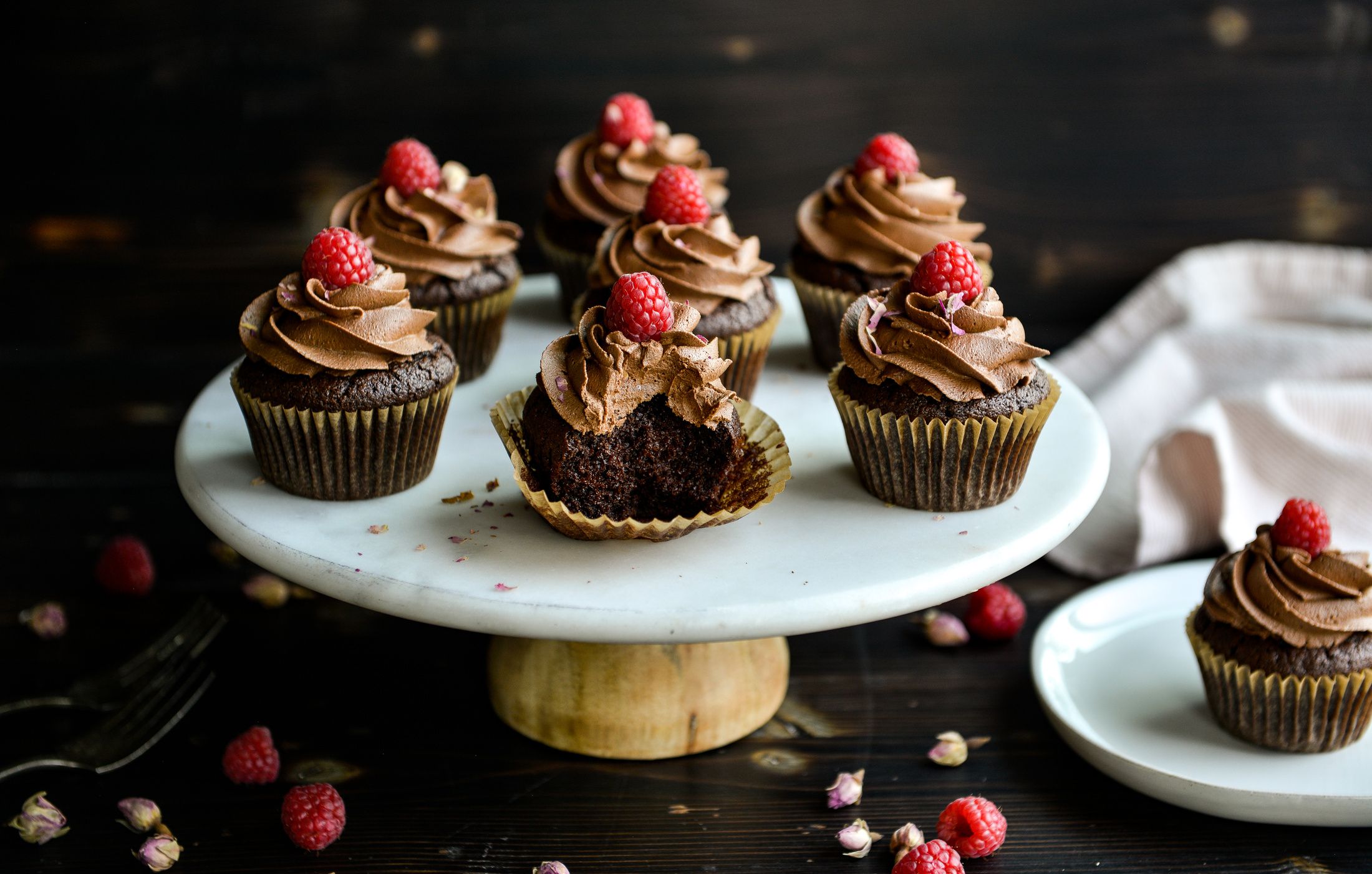 GLUTEN-FREE CHOCOLATE CUPCAKES WITH BUTTERCREAM FROSTING-3