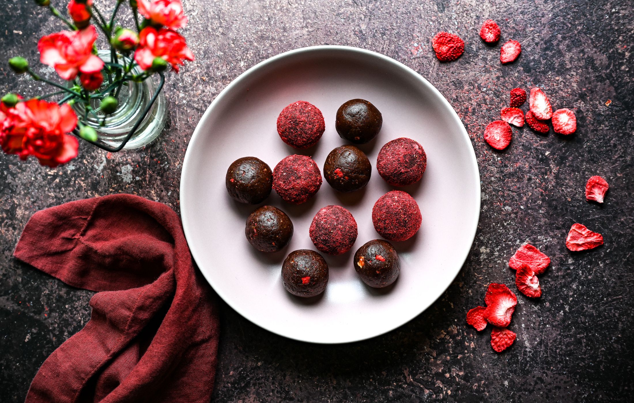 STRAWBERRY CHOCOLATE BLISS BALLS-1