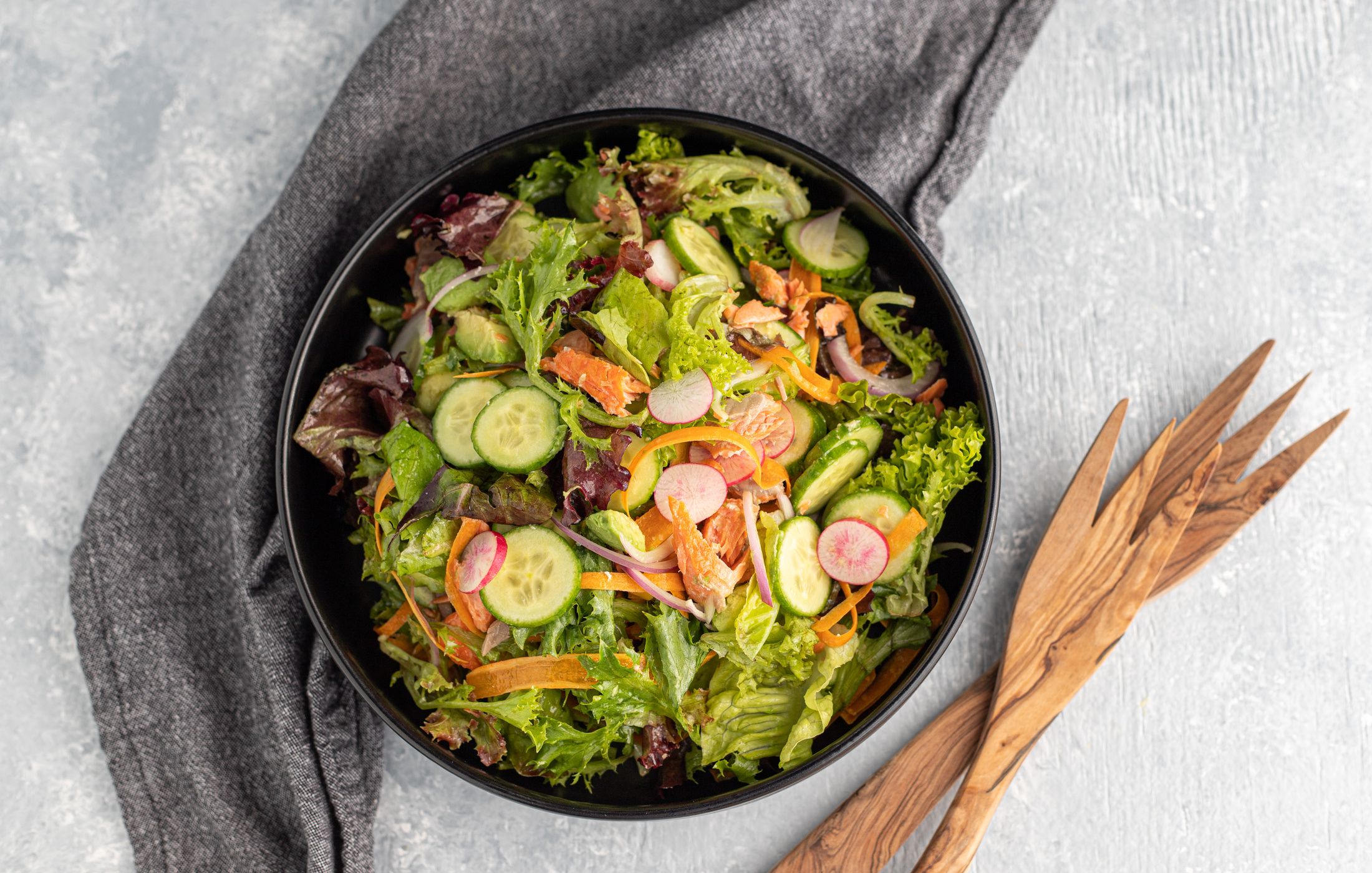 Garden Salad with Salmon and Creamy Lemon Vinaigrette 