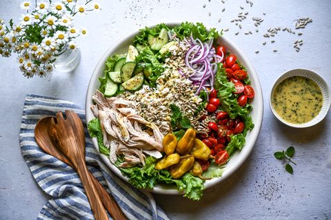 MEDITERRANEAN CHICKEN GARDEN SALAD WITH LEMON-HERB DRESSING MEAL PREP SALAD-1
