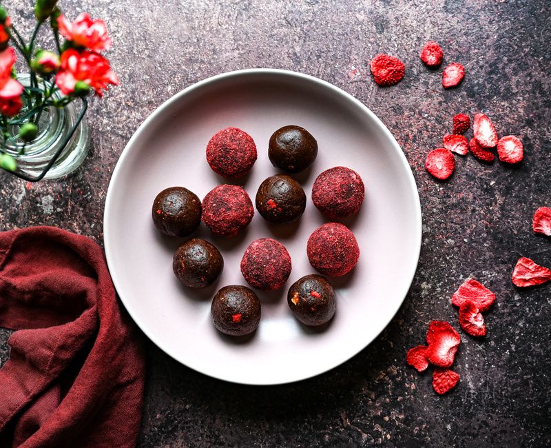 STRAWBERRY CHOCOLATE BLISS BALLS-1