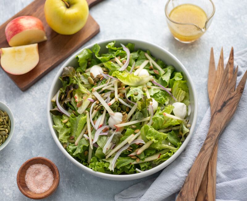 Green Salad with Apples and Mozzarella 
